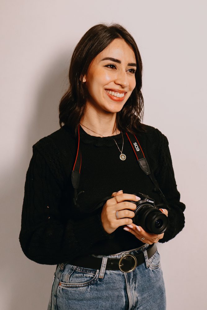 Beatriz Vargas segurando sua câmera